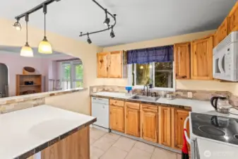 Conventient pass-through to dining room!