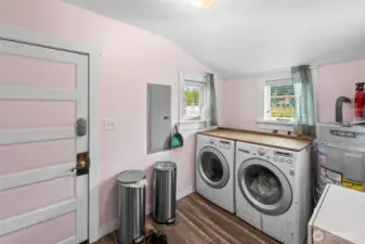 Washer/Dryer convey! Newer water heater!