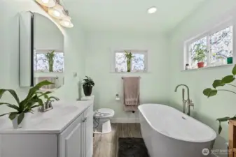 Primary bath w/ luxurious soaking tub