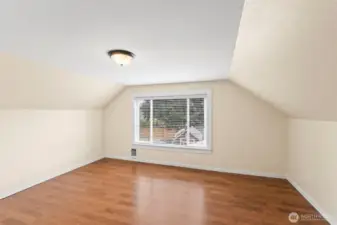 Upstairs Bedroom #5