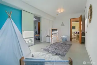 Again you can passthrough to the other bedroom through the closet if you want.