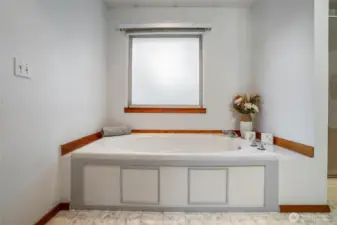 Big soaking tub.