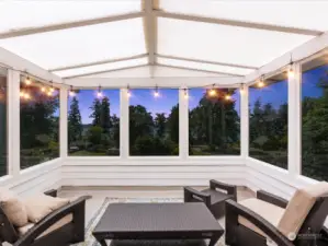 Relax, enjoy. Versatile room. Painting, reading or writing a novel... this is your place.