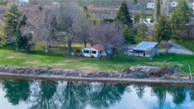 Beautifully located on the Columbia River.  3.5 hours from Seattle, 30 minutes from Lake Chelan, 3 hours from Spokane.  Central to so many activities!