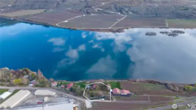Beautifully located on the mighty Columbia River with stunning views towards Brewster and Pateros.