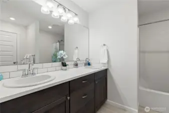 Main bathroom with tub