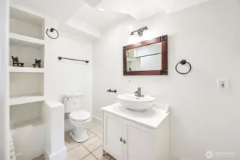lLarge clean bathroom for the down stairs bed room