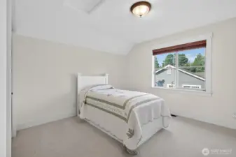 Guest bed #3 (adjacent to bonus room)
