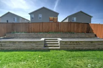 RETAINING WALL WITH BLACK ROCK
