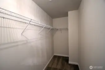 WALK IN CLOSET