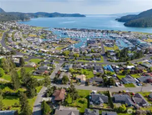 Incredible Skyline location in a well established area with community amenities.