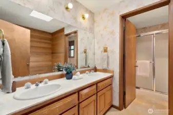 Upper full bath w/ large soaking tub