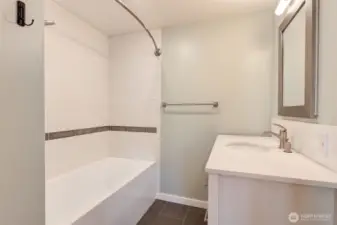 Primary en-suite bath!