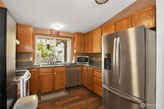 Nice sized kitchen. Granite tops and SS appliances. Plenty of cupboard space as well!