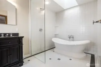 Wet room in the primary.