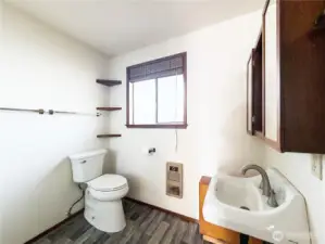 3/4 bath. shower on the left not shown