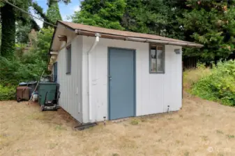 Ample sized outbuilding for extra storage and garden supplies