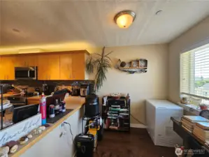 Added bonus space when you first come in. Plant room? Storage room? Craft room to paint beautiful scenery? You decide!