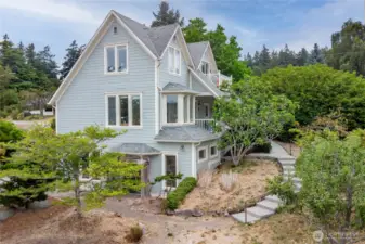 Duplex plus a studio located between Uptown and Fort Worden. Large lot with fruit trees, plenty of parking. Make use of the conditional use permit for an in-home business.