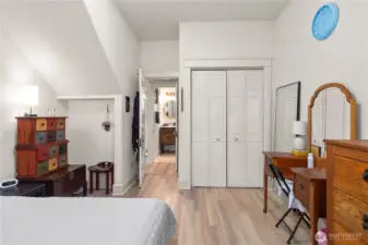909 Bedroom, closet and across the hall is the bathroom.