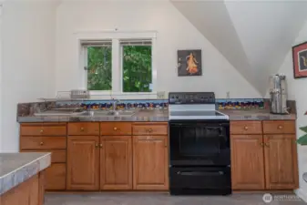 913 one wall of the kitchen.