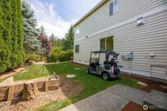 Entertaining space continues! Horseshoe pit on the side yard.
