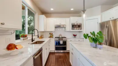 All kitchen appliances stay!