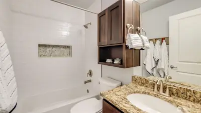 Upstairs full guest bathroom