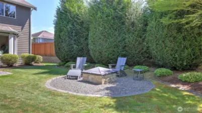 Spend your evenings around this built-in gas fire pit!