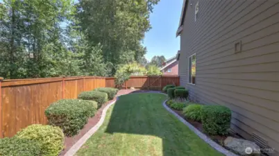 Meticulously landscaped side yard with curbed edging for easy mowing!