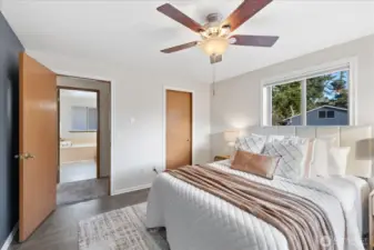 Looking back toward the doorway - walk-in closet to the right.