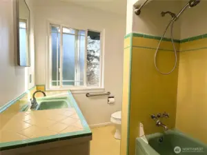 Well-kept original tile bathroom