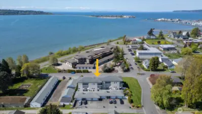 Just a few blocks to Blaine Marine Park, public boat launch, restaurants, and shopping