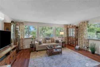 Livingroom with plenty of windows to let in all that natural light.