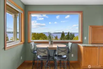 Eat-in kitchen space