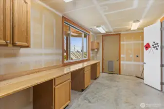 Shop adjacent to 2 bay tandem 1200 sqft garage