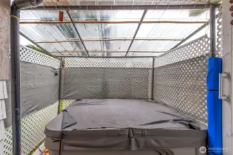 Nice private are with hot tub!