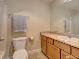 Full Bathroom/Tub and shower