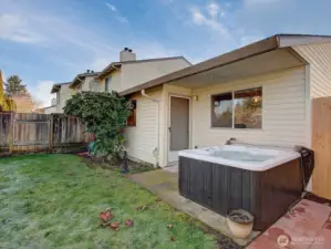 Hot Tub/Covered Patio