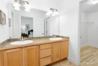 Double sink vanity for primary en suite