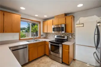 Kitchen comes with all stainless steel appliances!