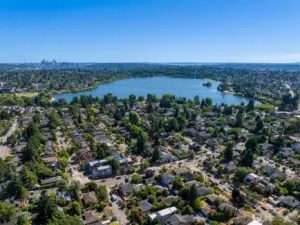 Excellent proximity to Green Lake, and neighborhood hot spots, plus convenient freeway and LINK Light rail access