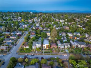 Excellent proximity to Green Lake, and neighborhood hot spots, plus convenient freeway and LINK Light rail access