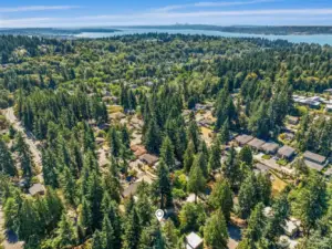 You can't beat this location - easy access to Lake Washington from Juanita Beach, shops, restaurants, and parks