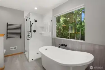 Primary en-suite bath