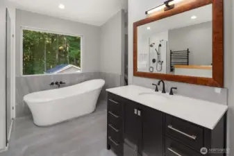 Primary en-suite bath