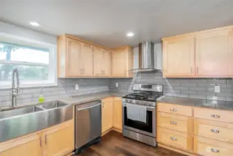 Stainless Steel Appliances, Range hood, Updated kitchen....WOW