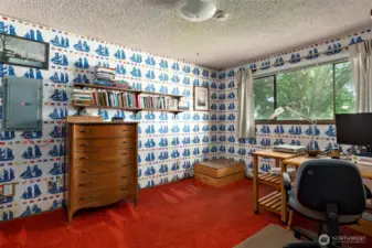 2nd Guest bedroom overlooking front yard