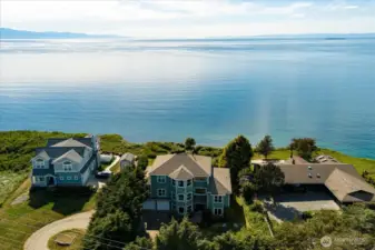 The home commands a wonderful location with vast water & mountain views out to the Puget Sound.