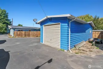 15x43 shop with second kitchen (think game processing, canning, beer making, large dinners)!